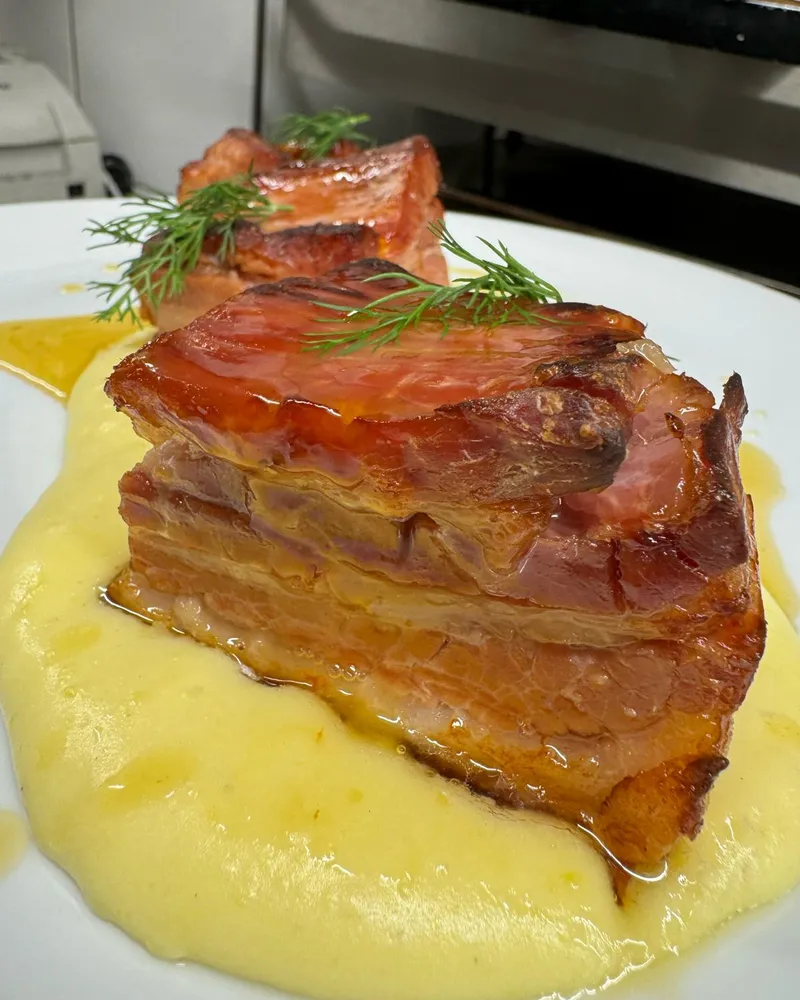 Geschichteter Schweinebauch mit Dill auf Polentacreme
