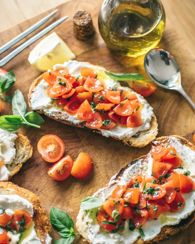 Bruschette mit Tomatenwürfeln und Kräutern auf einem Teller