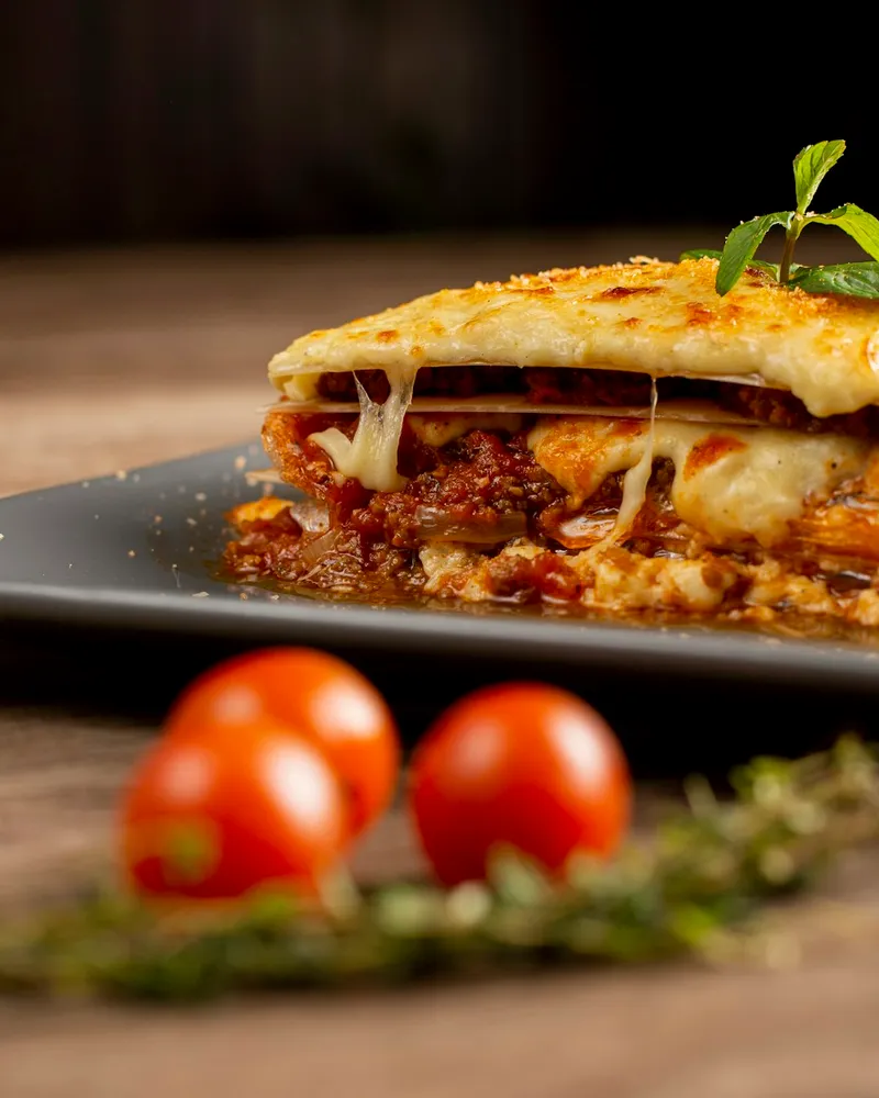 Ein Stück Lasagne mit geschmolzenem Käse