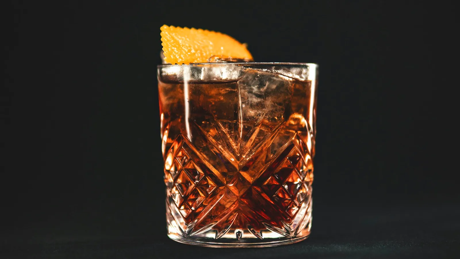 Negroni mit Orangenzeste auf einer Bar