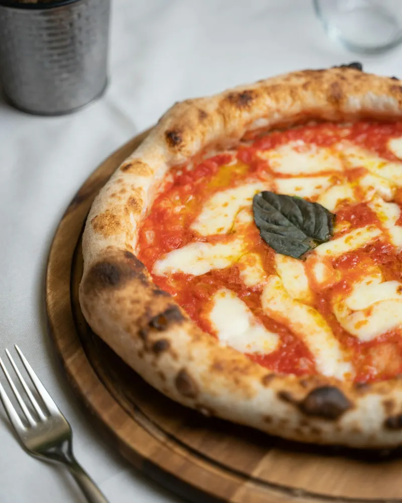Pizza mit Käse und Basilikum