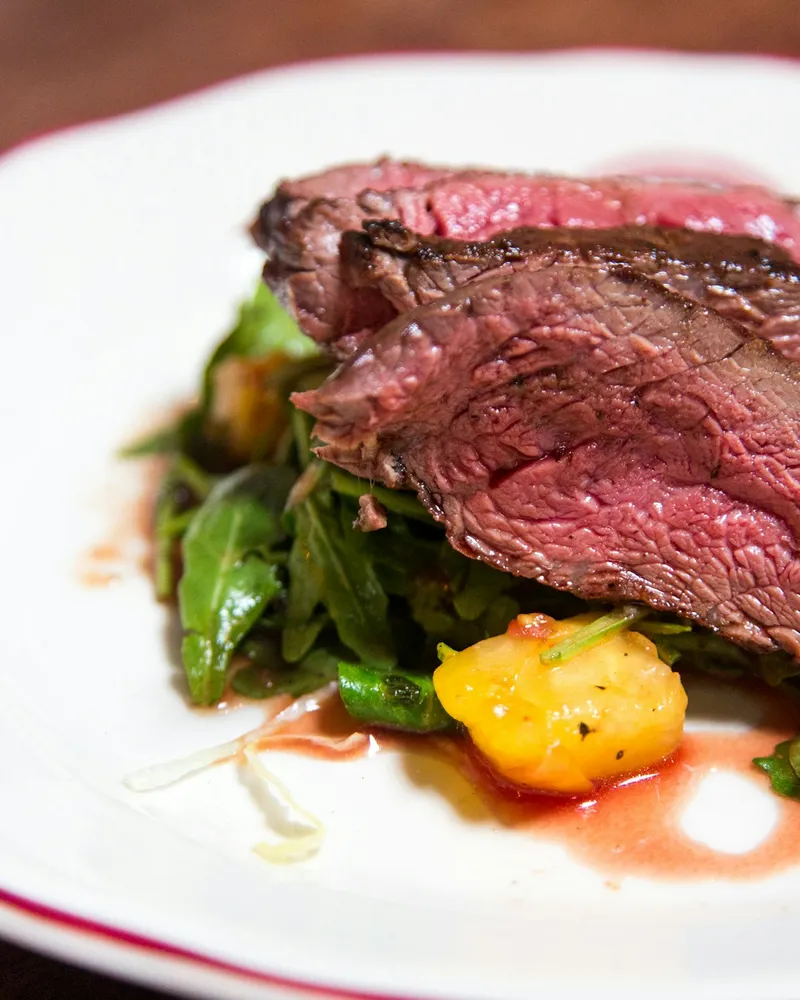 Aufgeschnittenes Steak auf weissem Teller