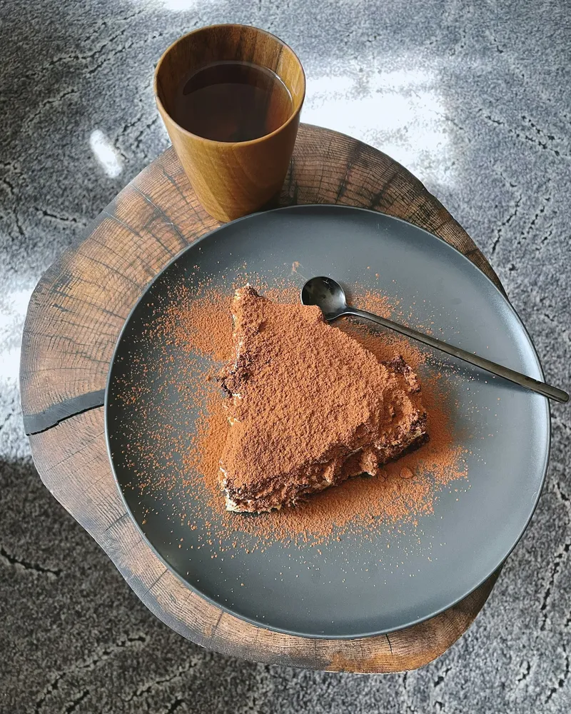 Ein Stück Tiramisù mit Kakaopulver